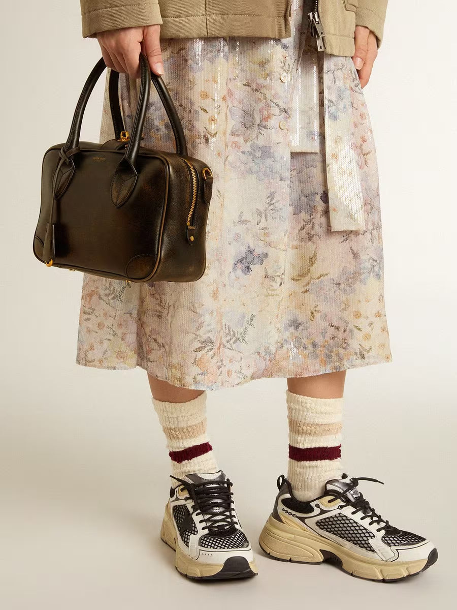 Vita Bag aus schwarzem Distressed-Leder mit goldfarbenen